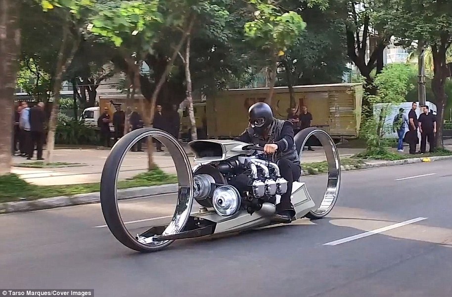 موتورسیکلتی با چرخ‌های توخالی و مجهز به موتورهواپیما / عکس