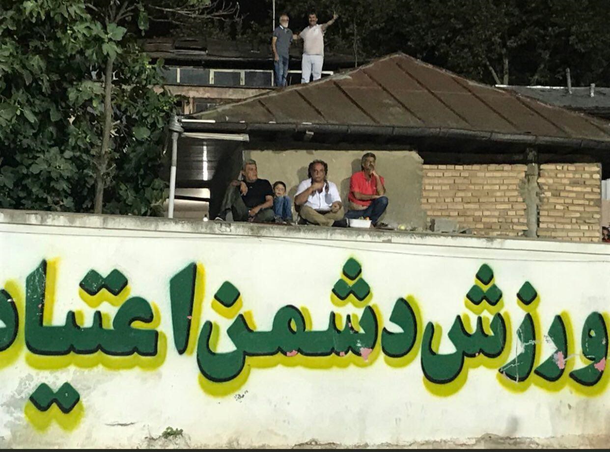 تصویری از حضور دوباره مردم قائم‌شهر روی دیوار برای تماشای بازی نساجی