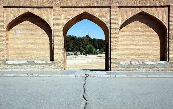 ترک روی سی و سه پل اصفهان