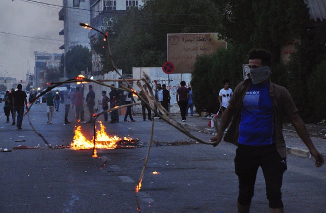 معترضان عراقی ورودی ساختمان استانداری بصره را آتش زدند