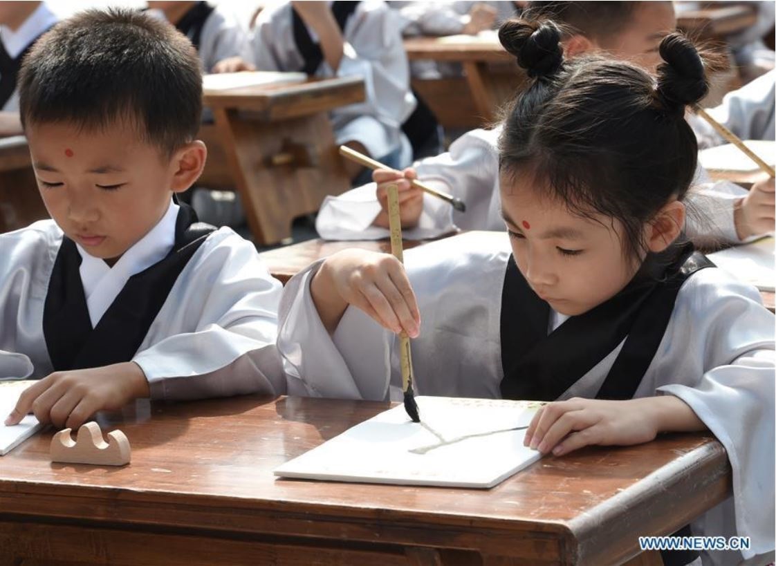 جشن نخستین روز نوشتن در نخستین روز مدرسه برای دانش‌آموزان نوآموز چینی در شهر نانینگ