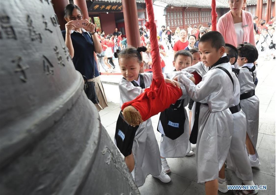 جشن نخستین روز نوشتن در نخستین روز مدرسه برای دانش‌آموزان نوآموز چینی در شهر نانینگ