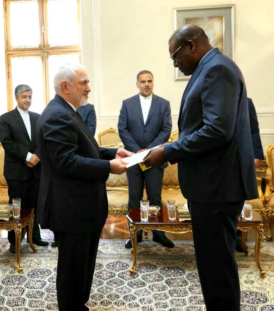 در ادامه نیز سفیر جدید سنگال در ایران در آغاز ماموریت خود در کشورمان با وزیر امور خارجه دیدار و رونوشت استوار نامه خود را تسلیم ظریف کرد.