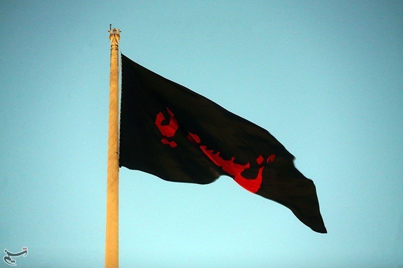 اهتزاز پرچم ۱۰۰۰ متری یاحسین(ع) برفراز مرتفع ترین برج پرچم خاورمیانه