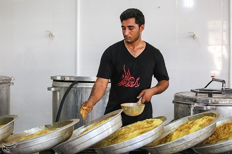 تهیه و توزیع غذای نذری در مناطق محروم جنوب استان کرمان
