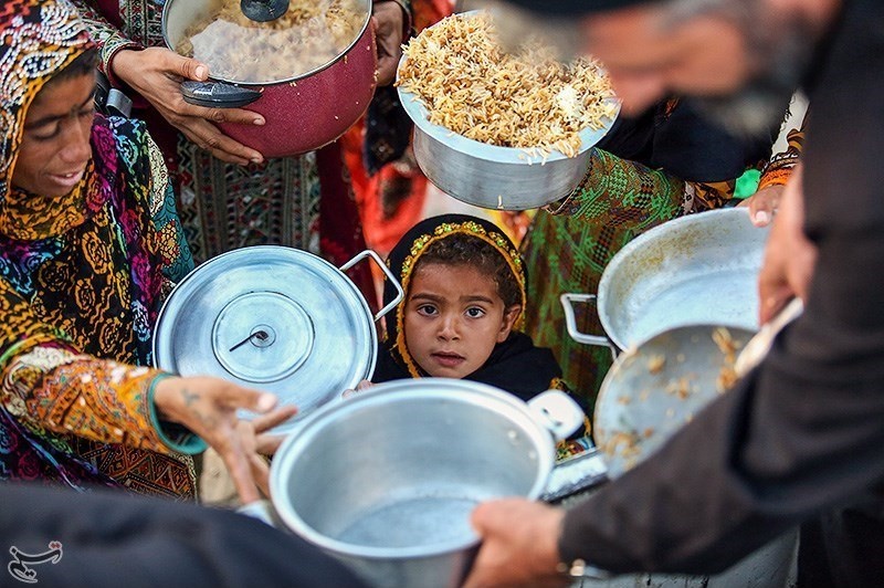 تهیه و توزیع غذای نذری در مناطق محروم جنوب استان کرمان