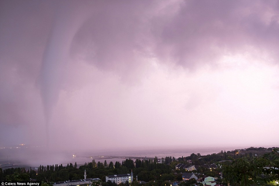گردباد در شهر فئودوسیا اوکراین