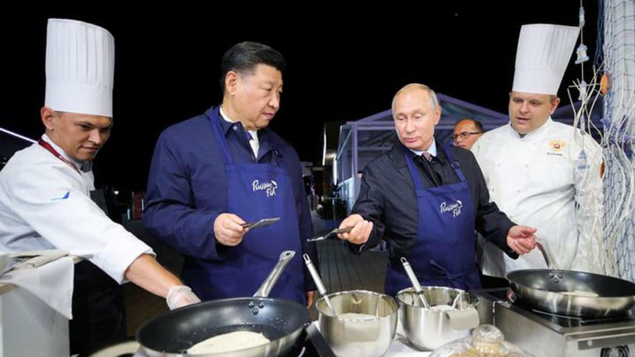 آشپزی ولادیمر پوتین رئیس جمهور روسیه با شی جین پینگ رئیس جمهور چین