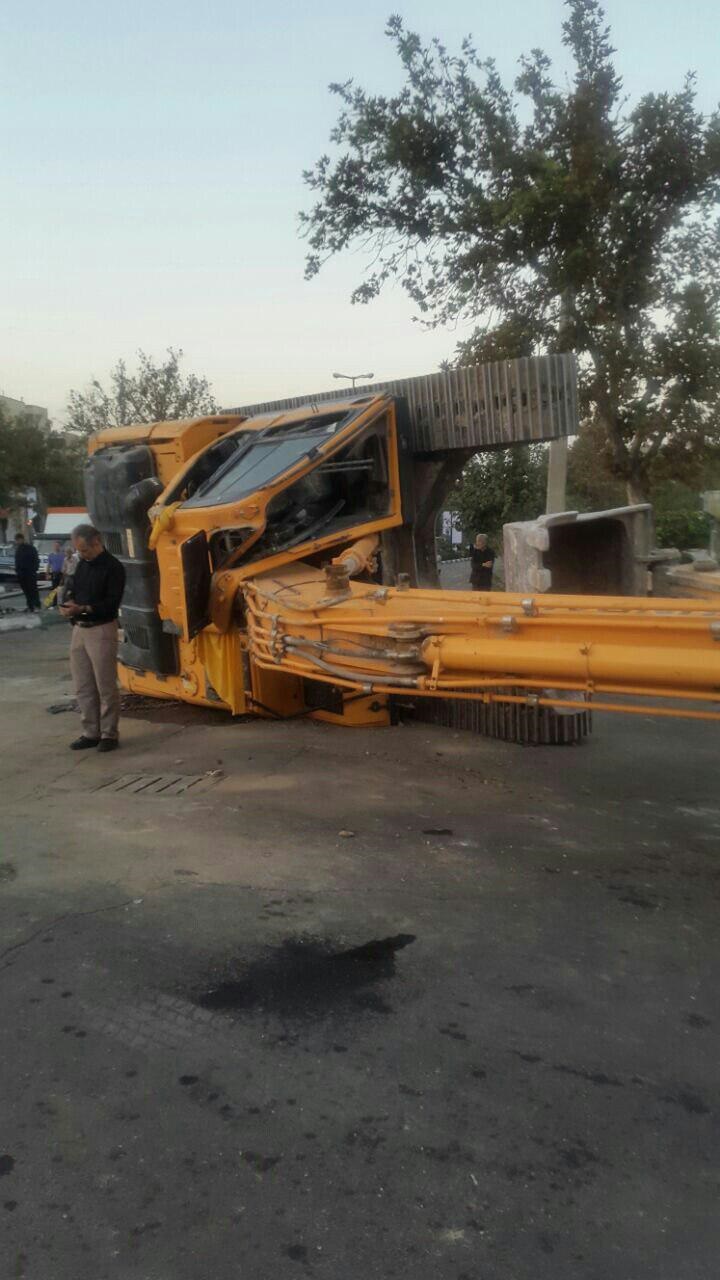 واژگونی تریلر حامل بیل مکانیکی در تهرانپارس