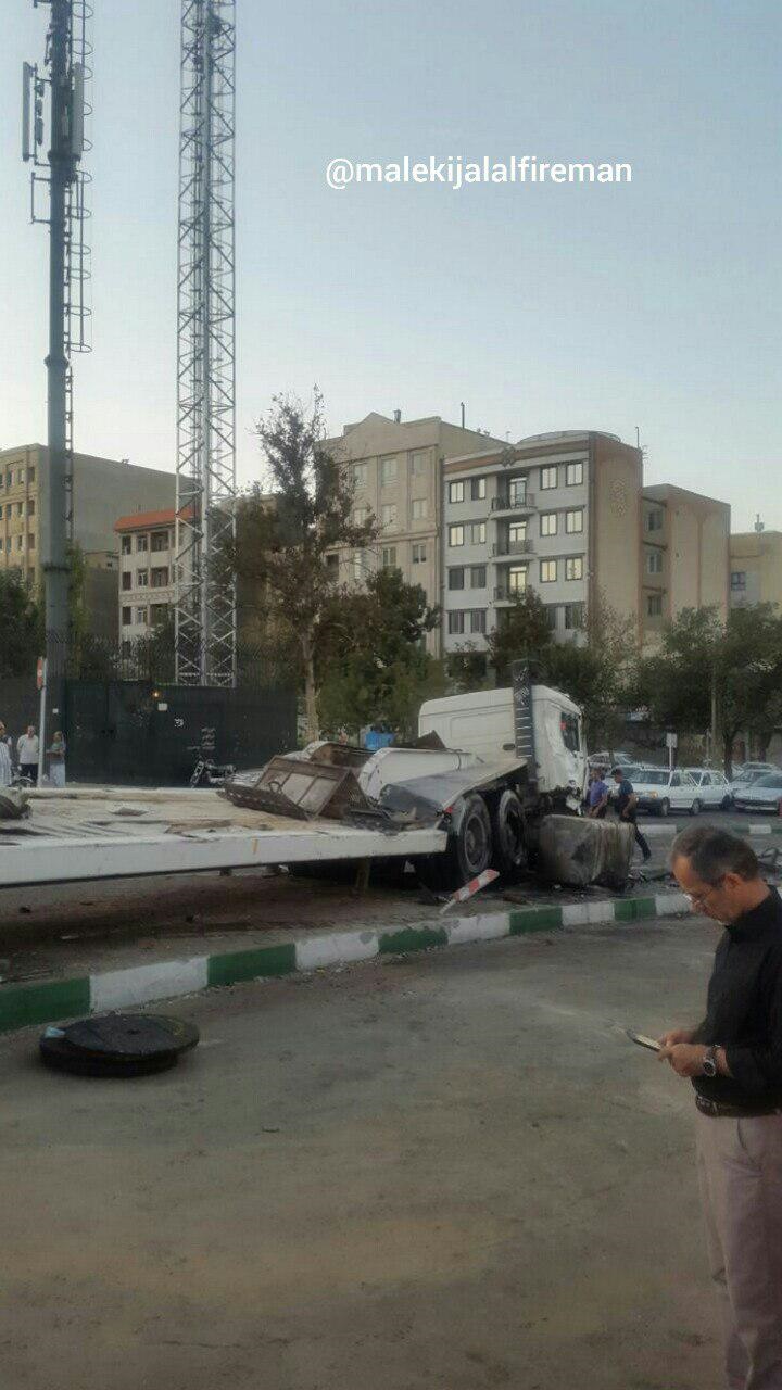 واژگونی تریلر حامل بیل مکانیکی در تهرانپارس