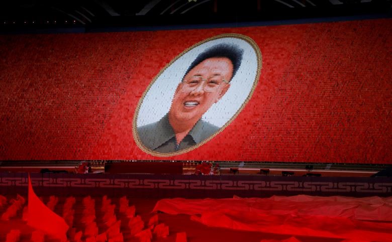 شرکت کنندگان در هنرهای نمایشی عکسی از کیم جونگ ایل درهفتادمین سالگرد تاسیس کره شمالی در پیونگ یانگ به تصویر کشیدند