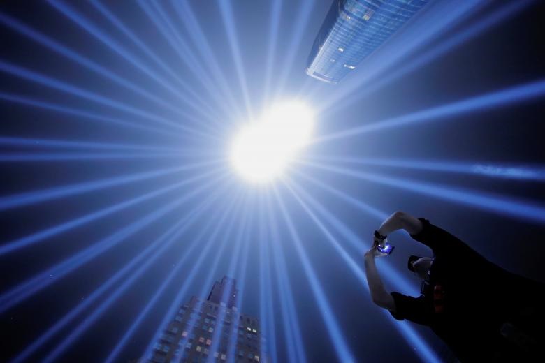 نصب و راه‌اندازی تاسیسات نور برای برگزاری هفدهمین سالگرد حملات 11 سپتامبر در نیویورک