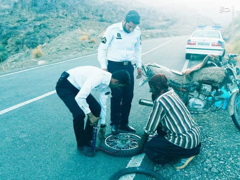 کمک ماموران راهور ناجا به یک موتورسوار در جاده های جیرفت استان فارس
