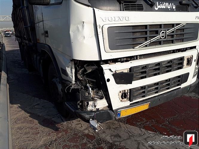 تصادف کامیون با پراید در بزرگراه آزادگان