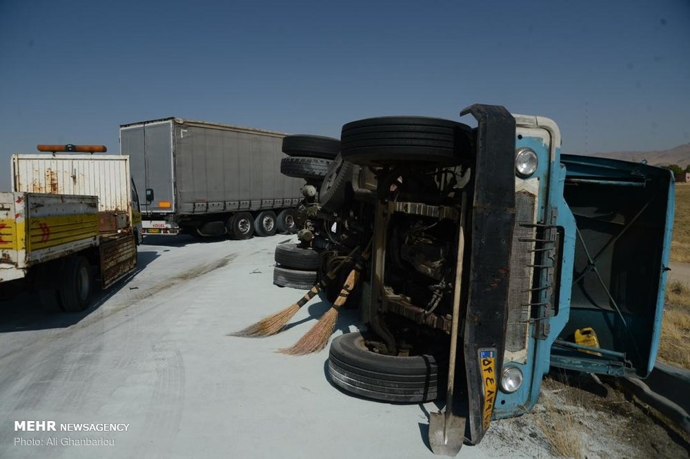 تصادف زنجیره ای چندین دستگاه کامیون و تریلی در اتوبان زنجان