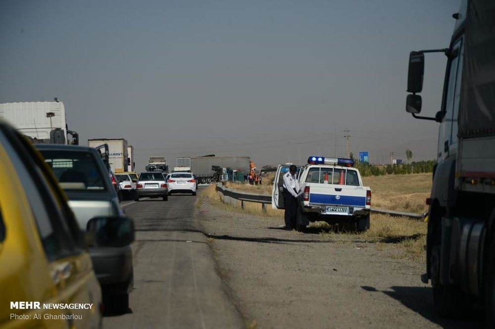 تصادف زنجیره ای چندین دستگاه کامیون و تریلی در اتوبان زنجان