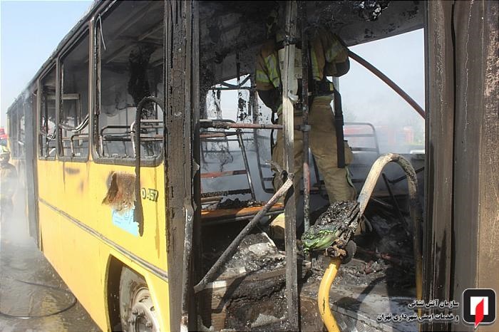 آتش‌سوزی اتوبوس مسافربری روی پل شهید آوینی
