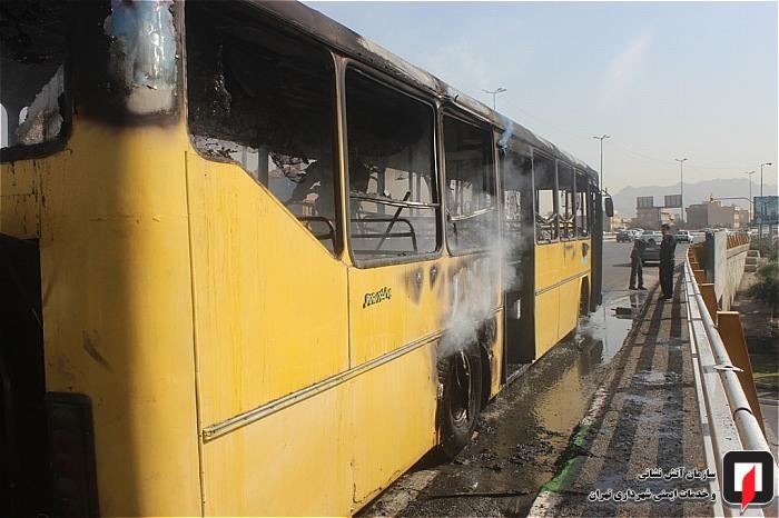 آتش‌سوزی اتوبوس مسافربری روی پل شهید آوینی