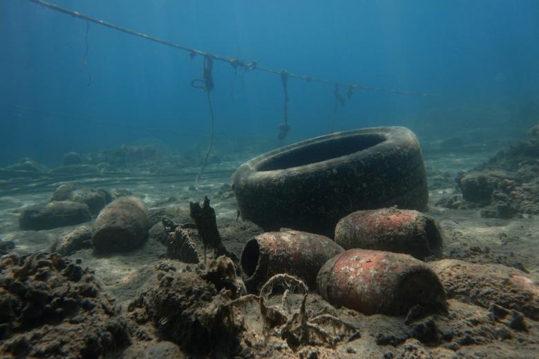 رها شدن زباله ها در آبهای جزیره تاسوس  یونان