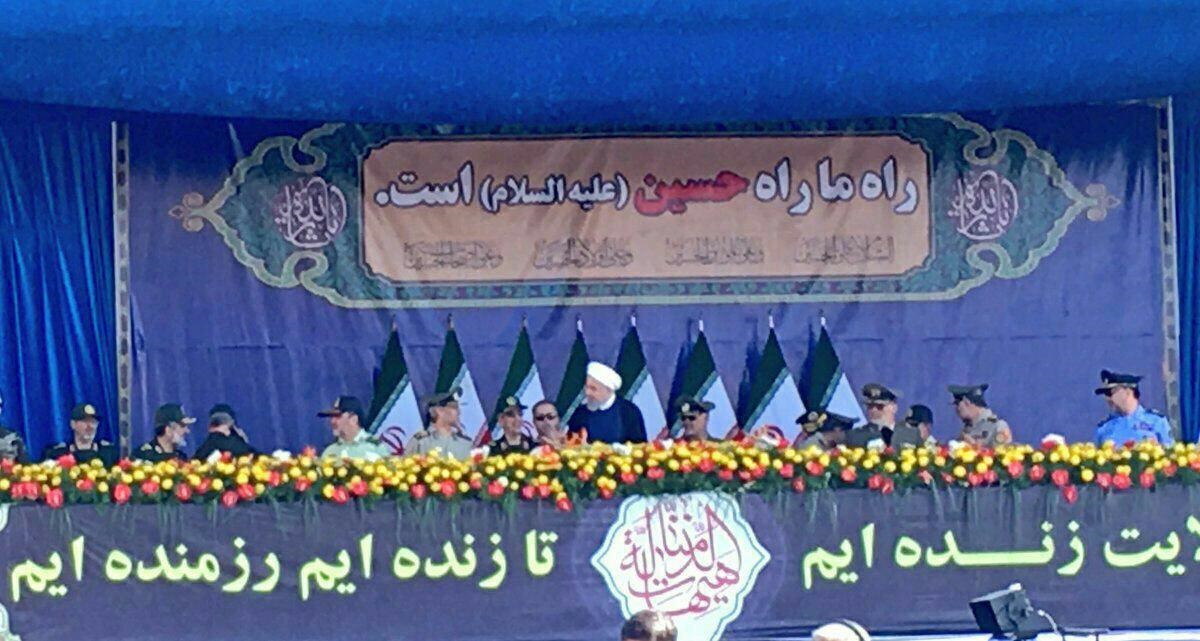 لحظه مطلع کردن روحانی از حمله تروریستی اهواز هنگام سخنرانی امروز در مراسم رژه تهران