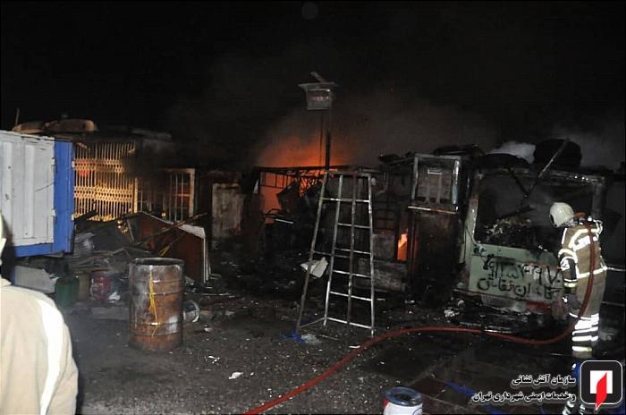 مهار آتش در سه مغازه تعمیرات خودرو در جاده خاوران