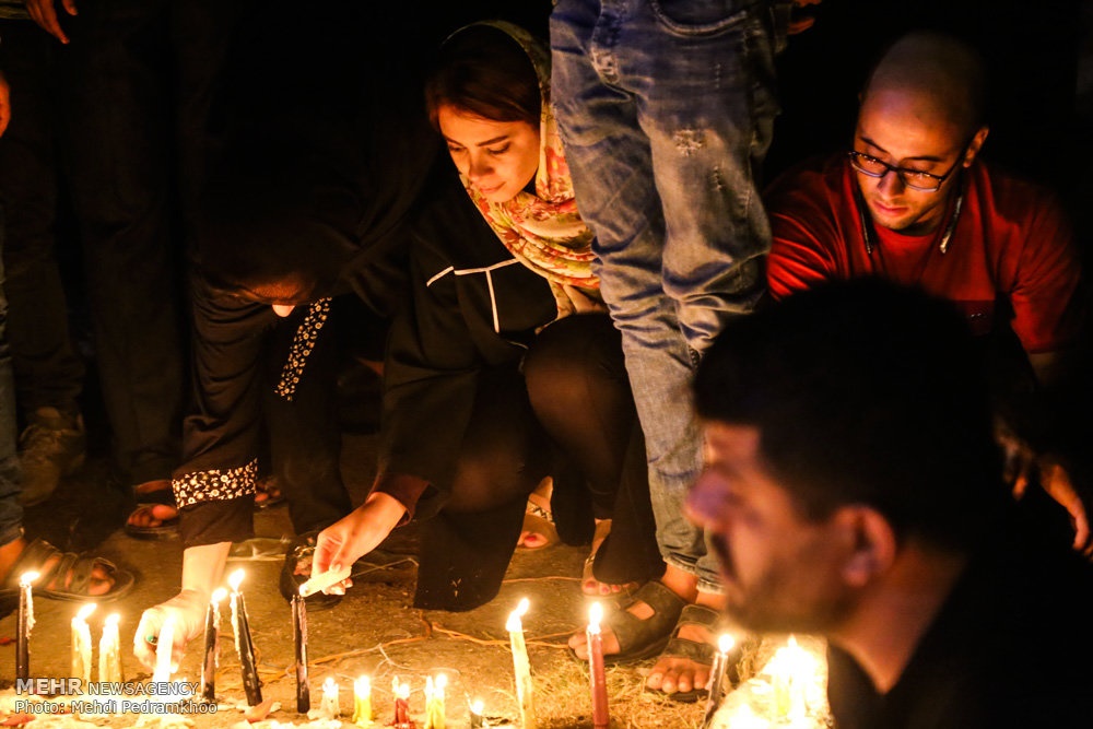 روشن کردن شمع برای شهدای حادثه تروریستی اهواز