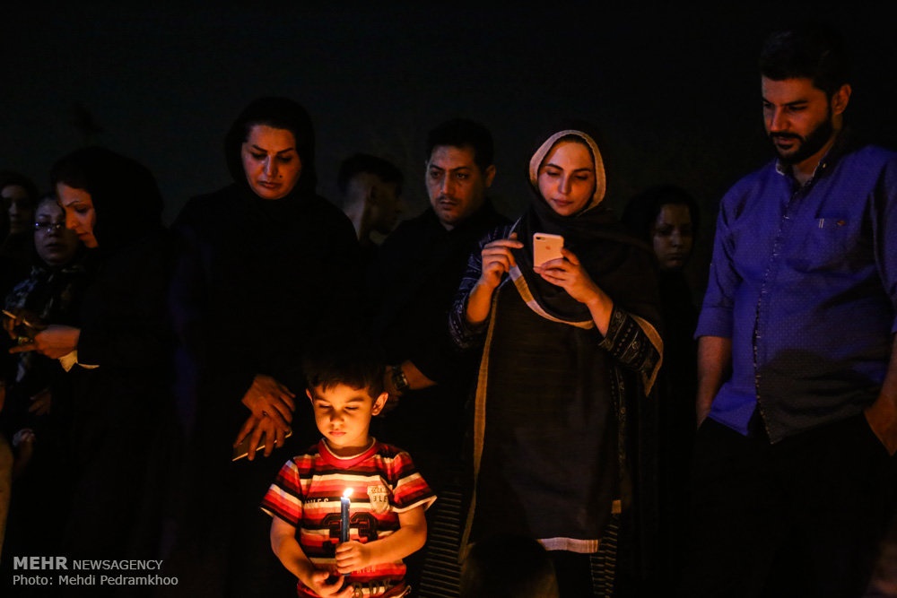 روشن کردن شمع برای شهدای حادثه تروریستی اهواز