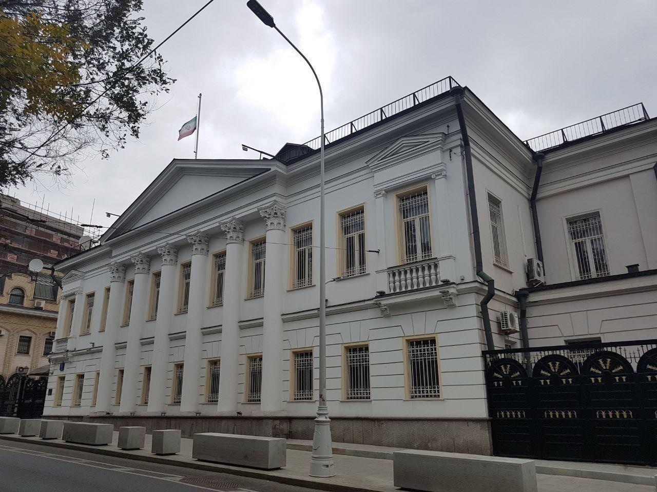 نیمه‌افراشته شدن پرچم ایران در سفارت ایران در مسکو در پی اعلام عزای عمومی در پی حادثه تروریستی اهواز