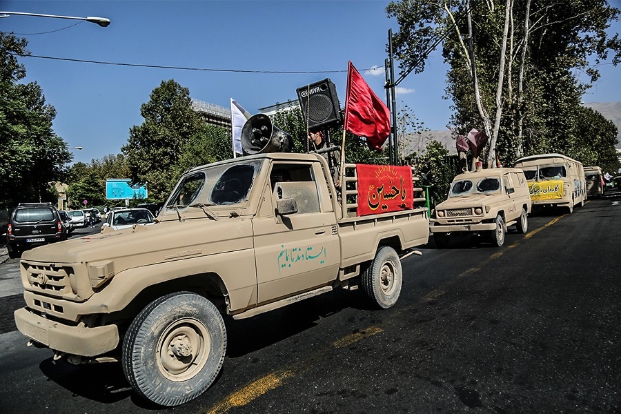 حرکت کاروان نمادین دفاع مقدس در خیابان های تهران