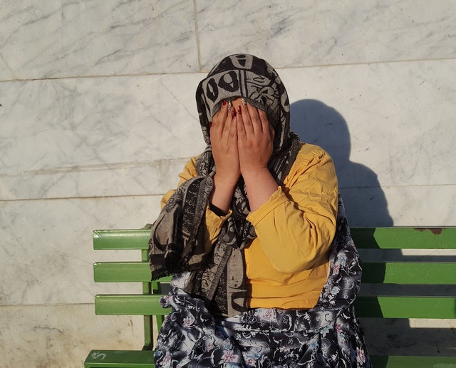 بازداشت زنی که موبایل زائران را می دزدید