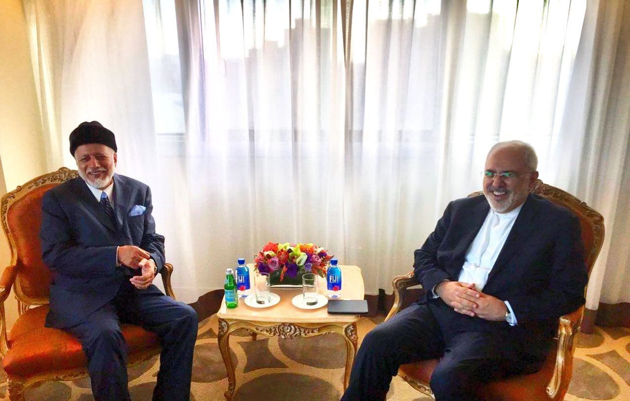 وزیران امور خارجه جمهوری اسلامی ایران و عمان در نیویورک دیدار و در خصوص روابط دوجانبه و مسائل منطقه ای بویژه آخرین تحولات در یمن و عراق گفتگو و تبادل نظر کردند
