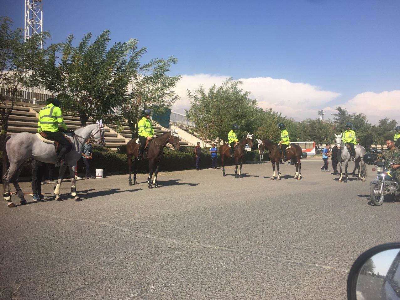 پلیس اسب&zwnj;سوار در ورزشگاه آزادی مستقر شد تا به ایجاد نظم و برقرار امنیت برای دربی ۸۸ بپردازد.