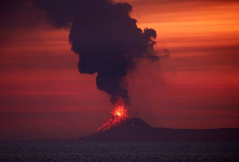 آتشفشان کراکاتوآ اندونزی از داخل هلی‌کوپتر ژاپنی که در اقیانوس هند پرواز می‌کند