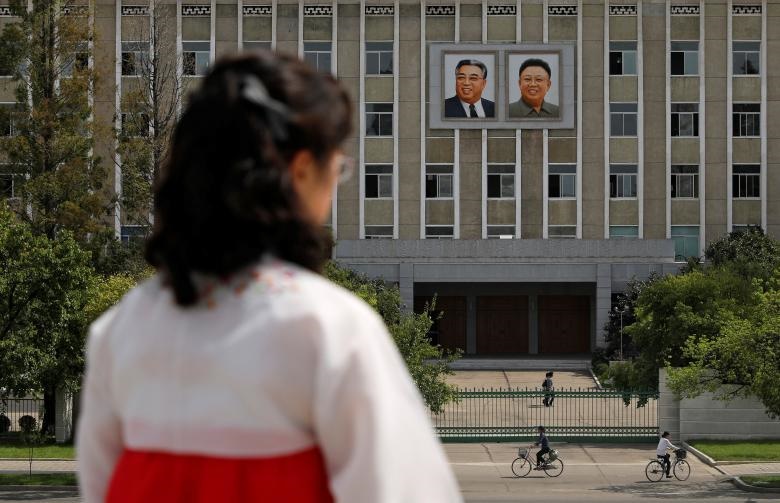 پرتره‌های کیم ایل‌سونگ و کیم جونگ‌ایل، رهبران ارشد کره شمالی، در نمای ساختمان دولتی در  شهر پیونگ‌یانگ کره شمالی دیده می‌شود