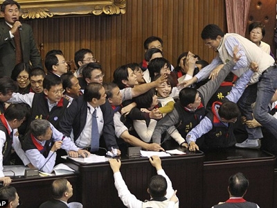 کار نمایندگان تایوان از یقه‌گیری و کتک‌کاری هم گذشت/ گزارش تصویری