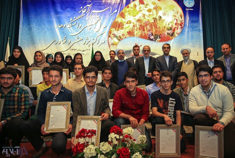 عکس یادگاری حسن روحانی در دانشگاه تهران