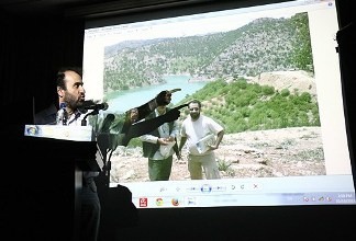 پذیرایی با بیل به خاطر توزیع ناعادلانه سهام عدالت در یک روستا