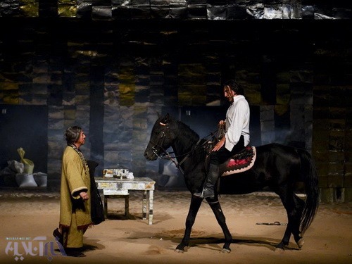 رضا کیانیان سوار بر اسب، علیرضا خمسه در لباس سرخ‌پوست / عکس‌های نمایش «عرق خورشید، اشک ماه»