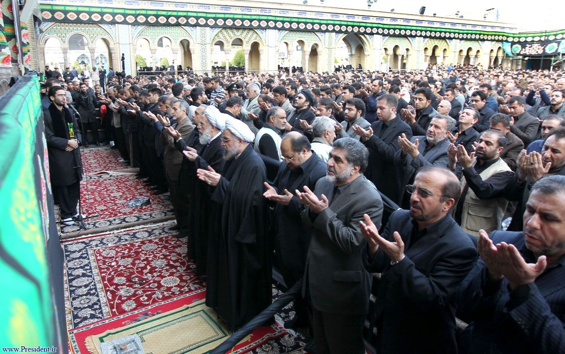 نماز جماعت ظهر عاشورا به امامت رئیس جمهور در حرم حضرت عبدالعظیم (ع) اقامه شد