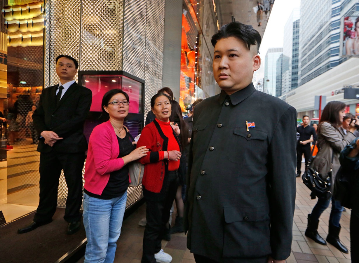 توریستها علاقه عجیبی به انداختن عکس با این مرد دارند