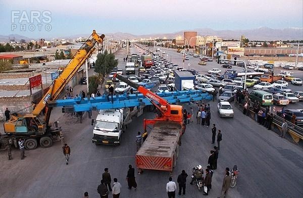 سقوط خروارها آهن روی کامیون و نجات معجزه آسای راننده آن/ 11 کشته و 27 مجروح در 11تصادف