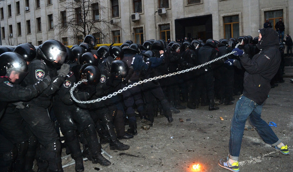 حمله معترضان اوکراینی به گارد امنیتی با لودر و سنگ!