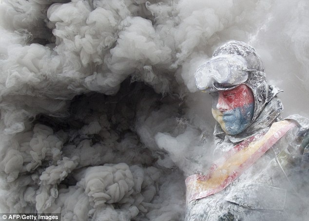 نبرد سربازان اسپانیایی مسلح به تخم مرغ و آرد 