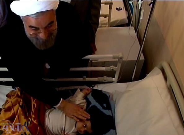 روحانی اینگونه از زلزله زدگان دلجویی کرد/پا به پای رئیس​جمهور در برازجان