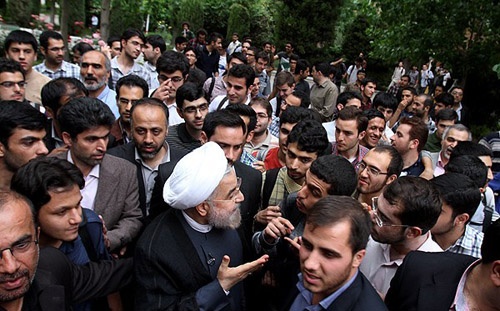 شعارهایی با کلید واژه​های زندانی سیاسی، فتنه​گر، منافق، آمریکا و اسرائیل در حضور روحانی در دانشگاه