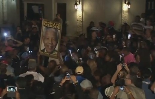مراسم بزرگداشت ماندلا در نزدیکی منزلش