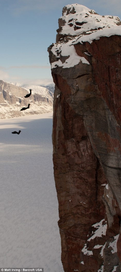 پرش سه نفره از قله برفی روی دریاچه یخی توسط سه شجاع