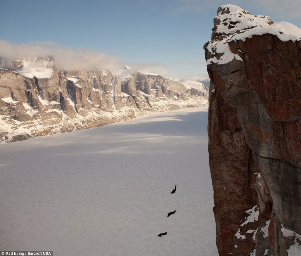 پرش سه نفره از قله برفی روی دریاچه یخی توسط سه شجاع