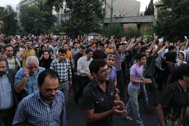 هواداران حسن روحانی در خیابان پس از پیروزی در انتخابات