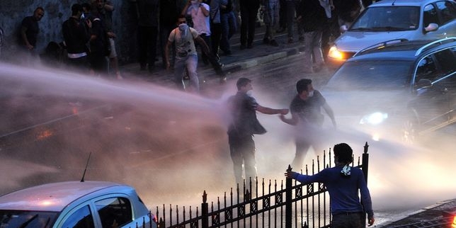 معترضان دفتر حزب حاکم ترکیه را به آتش کشیدند/67 استان درگیر اعتراضات است 